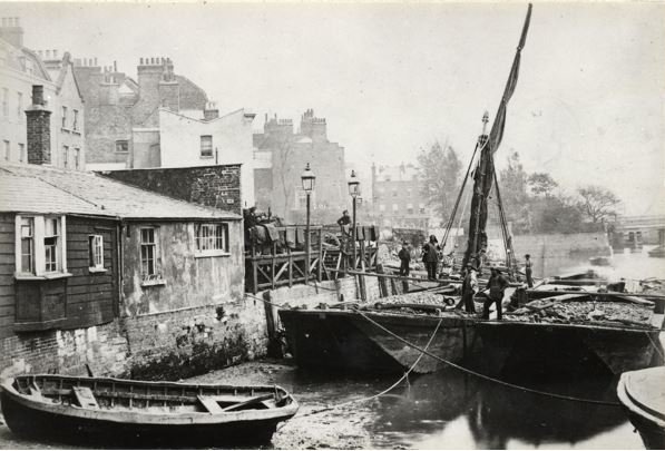 A pair of coal barges at Lindsey Wharf looking east towards Cheyne Walk by photographer James Hedderly in the 1860s.  #chelsea #londonhistory #househistory