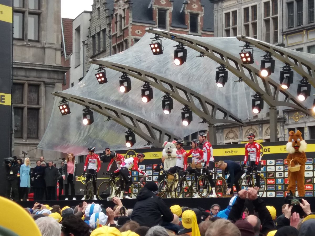 Ontbijt voor onze coöperanten met <a href="/WoutvanAert/">Wout van Aert</a> en renners <a href="/Snipercycling/">Roompot - Charles Cycling Team [backup]</a> gevolgd door sfeervolle start <a href="/RondeVlaanderen/">Ronde van Vlaanderen</a>! #RVV18 #crelan