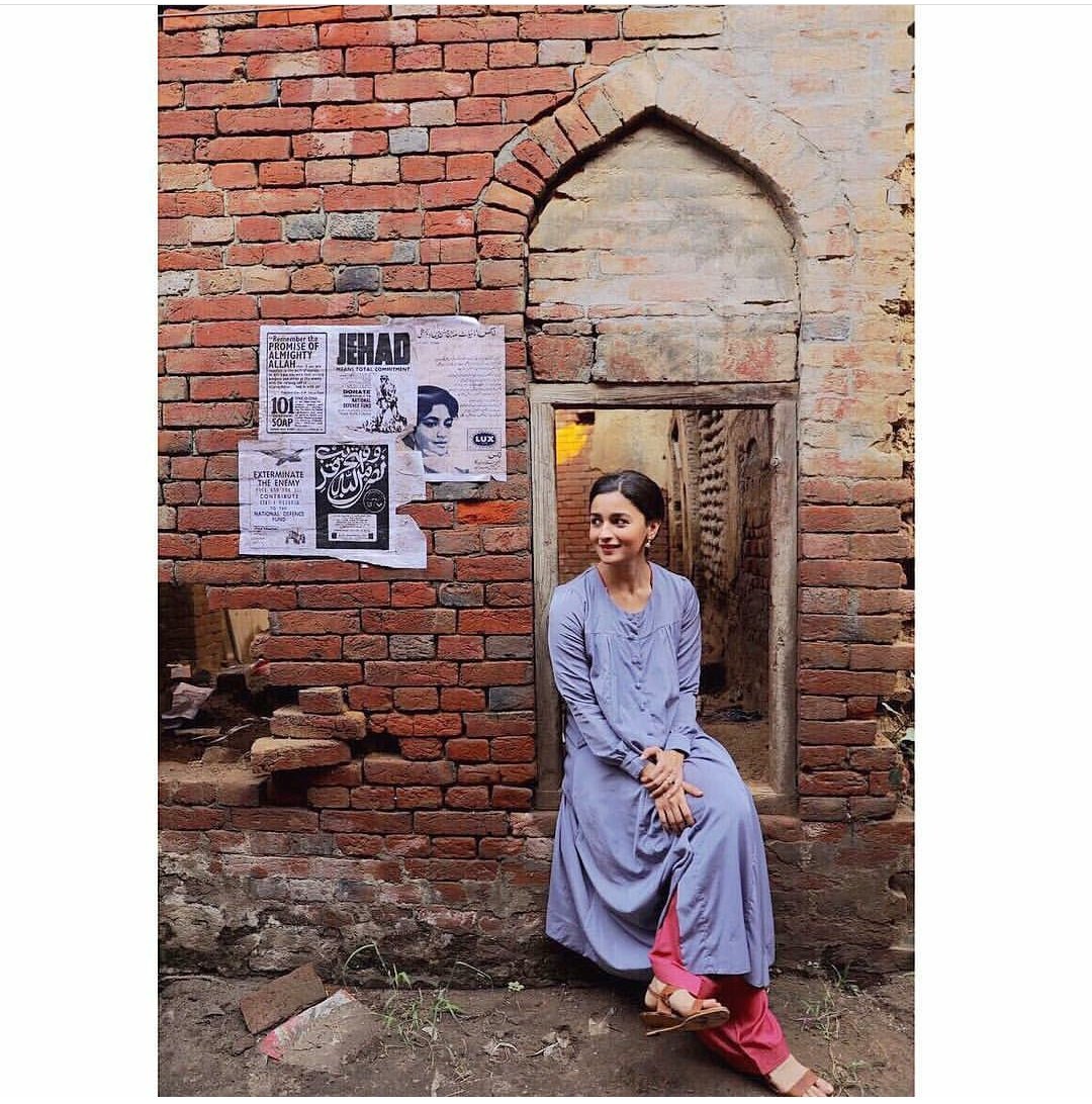 .<a href="/aliaa08/">Alia Bhatt</a> looks beautiful in the latest BTS picture from #Raazi