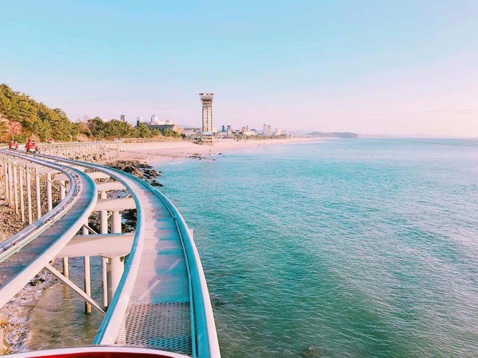 AP_Inspire's tweet photo. ปั่นจักรยานลอยฟ้า Sky Bike ดูวิวทะเลเกาหลี ตากลมเย็นๆ เหนือชายหาดแทชอน จะน่าตื่นเต้นขนาดไหนเชียวนะ? Cr.Mthai #APthai https://t.co/MzXaGeJx8C