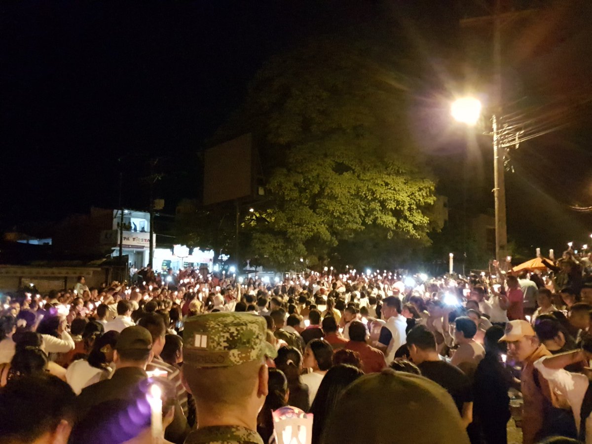 acerosandra's tweet image. #AsíAvanzaMocoa A esta hora rendimos homenaje a las víctimas. Mientras caminamos no hay diferencias... sólo esperanza y el compromiso de tod@s para avanzar en la reconstrucción!