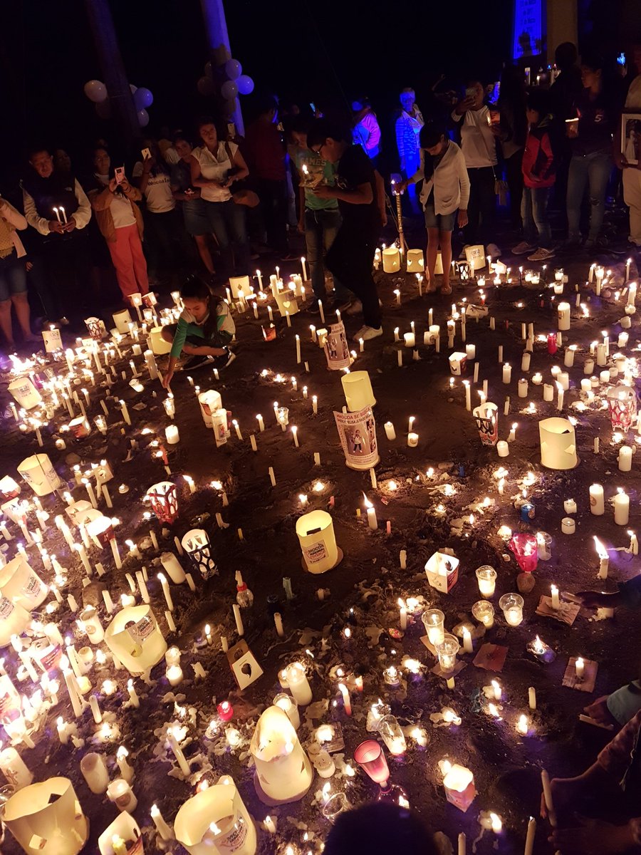 acerosandra's tweet image. #AsíAvanzaMocoa A esta hora rendimos homenaje a las víctimas. Mientras caminamos no hay diferencias... sólo esperanza y el compromiso de tod@s para avanzar en la reconstrucción!