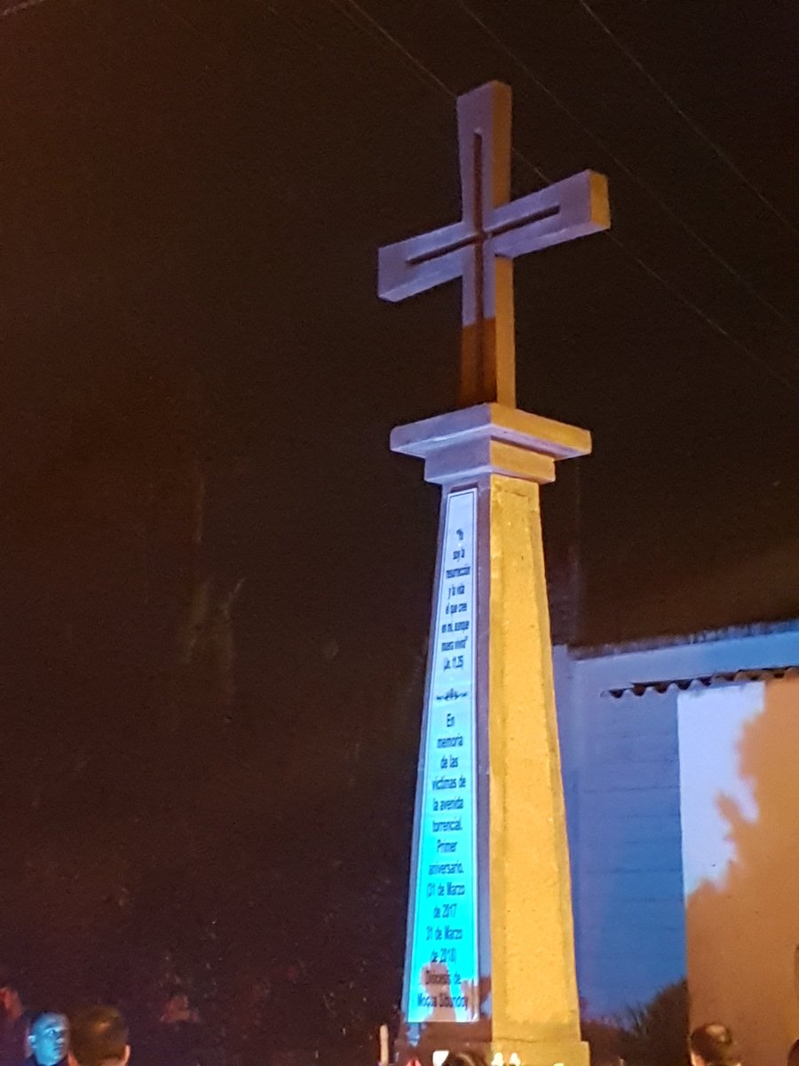 acerosandra's tweet image. #AsíAvanzaMocoa A esta hora rendimos homenaje a las víctimas. Mientras caminamos no hay diferencias... sólo esperanza y el compromiso de tod@s para avanzar en la reconstrucción!