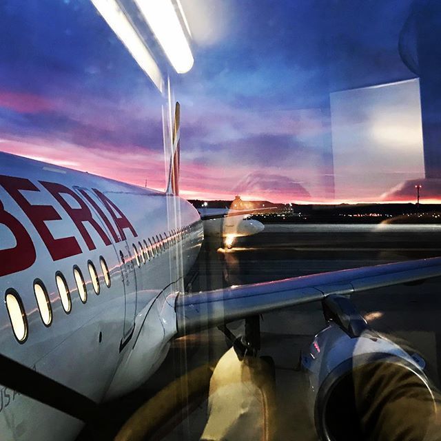 ToniGutiH's tweet photo. #embarcando de regreso a #barcelona #vueltaacasa #hogardulcehogar #iberiamelleva #iberiamellevaacasa #iberia #rojoamanecer #conganasdellegar #conganasdellegaracasa https://t.co/Mec5eUmzd6 https://t.co/3vFucZbp13