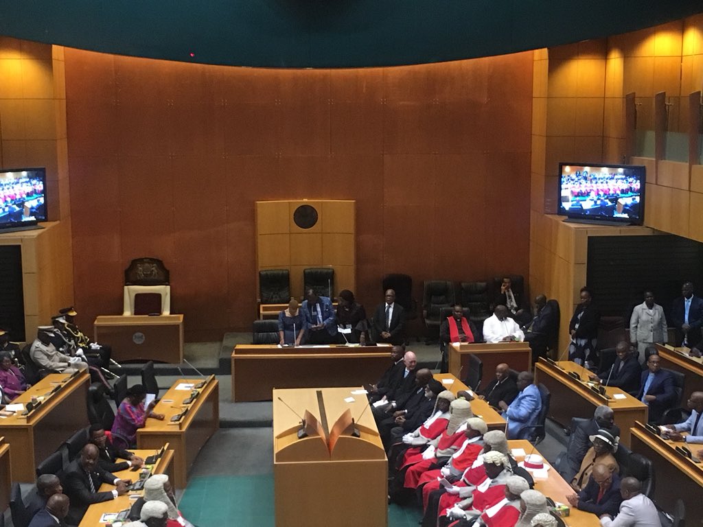 OfficialMasisi's tweet photo. Dumelang Batswana, this morning I take oath to serve you the people of this great nation, as the 5th President of Republic of Botswana. I thank you for all your well wishes. Ke le leboga ka Pula! #GoMasisi #MasisiInauguration #MovingBotswanaForward 🇧🇼 https://t.co/UDj2NNyPQJ