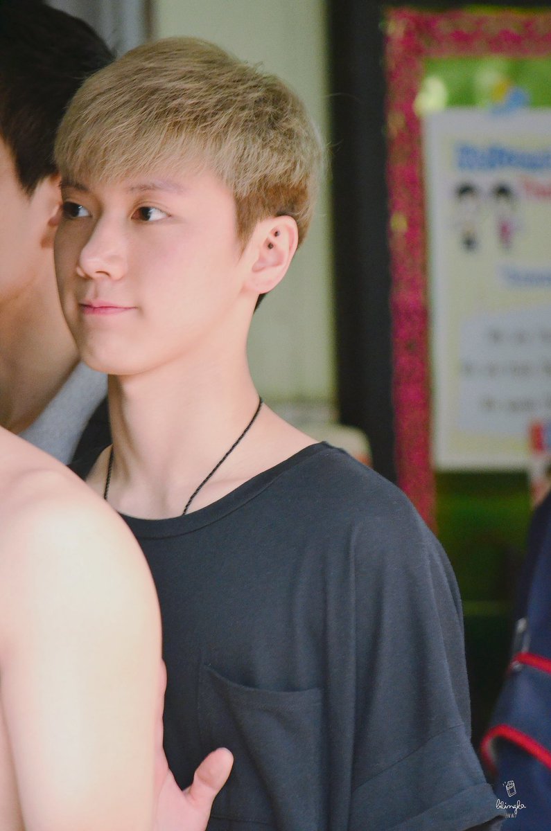 mindinthepool14's tweet photo. [01/04/18]ตอนที่เตนล์แอบโบกมือบัยบาย เอ็นดูๆๆๆ 😂💕 #TEN #WelcomeTENtothailand https://t.co/eIGVyyPJpQ