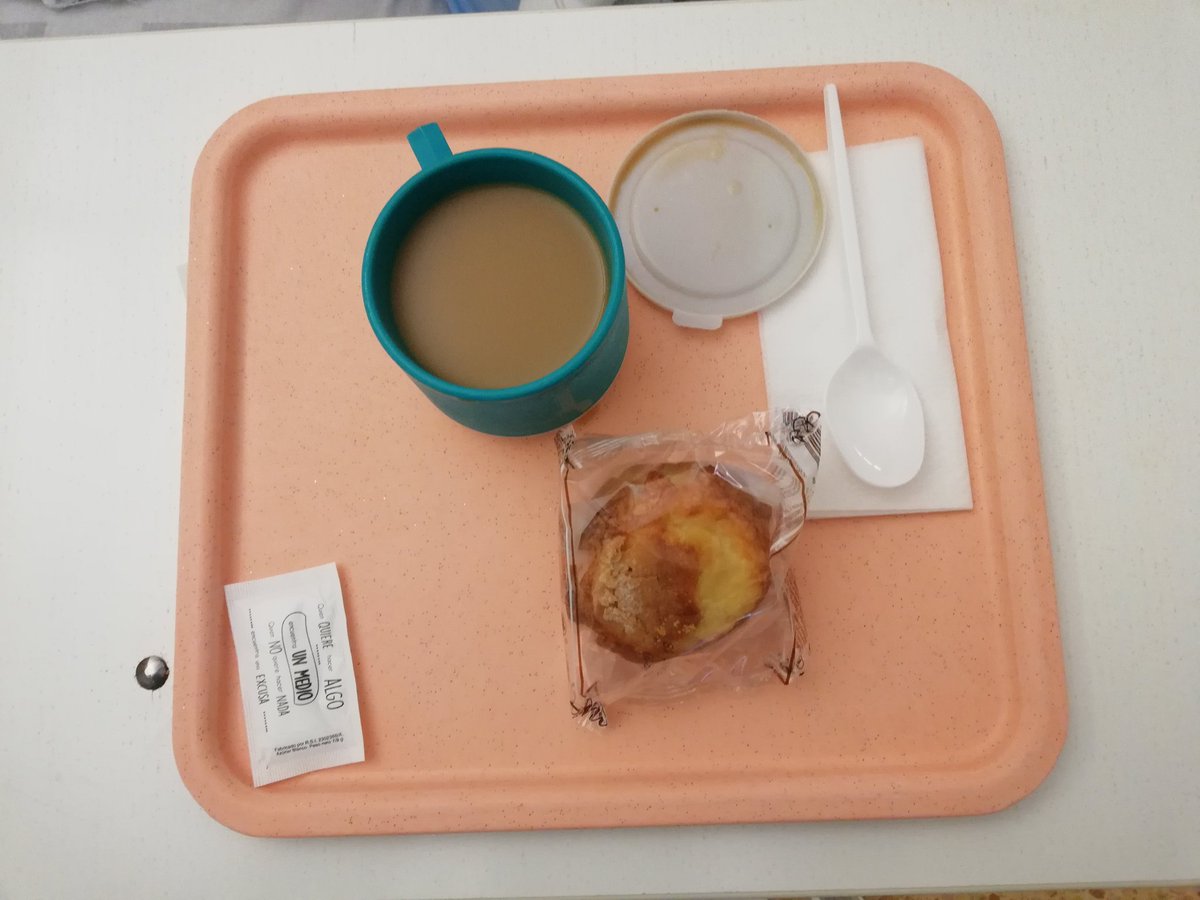 r_carceller's tweet photo. Sanísimo y delicioso desayuno de hospital... Y quejarse formalmente, por lo visto, no sirve para N A D A. Queremos soluciones. #comidahospital @GVAsanitat https://t.co/dtiNLvNCTk