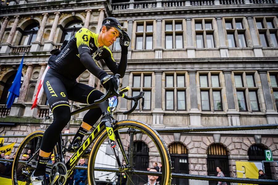 RondeVlaanderen's tweet image. Experience the atmosphere at the start of the 102nd Tour of Flanders in Antwerp. A huge crowd cheered for all the riders! #RVV #RVV18 (c) Digitalclickx