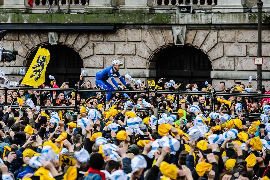 RondeVlaanderen's tweet image. Experience the atmosphere at the start of the 102nd Tour of Flanders in Antwerp. A huge crowd cheered for all the riders! #RVV #RVV18 (c) Digitalclickx