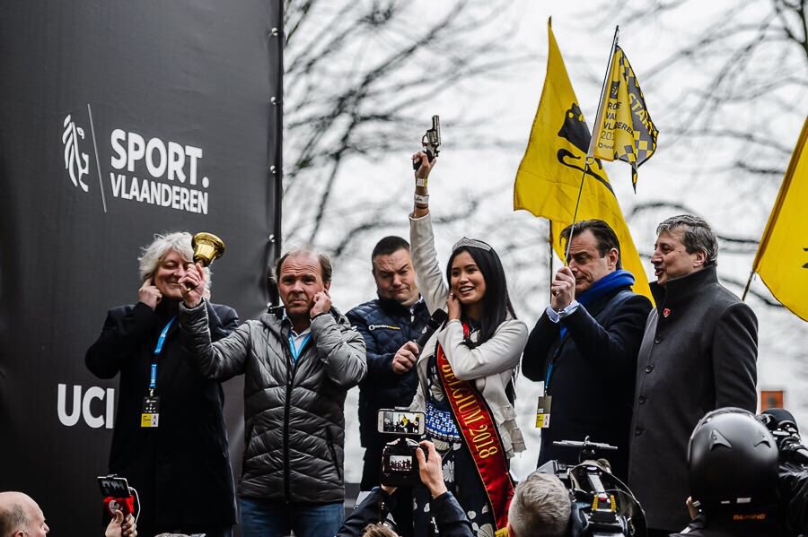 RondeVlaanderen's tweet image. Experience the atmosphere at the start of the 102nd Tour of Flanders in Antwerp. A huge crowd cheered for all the riders! #RVV #RVV18 (c) Digitalclickx