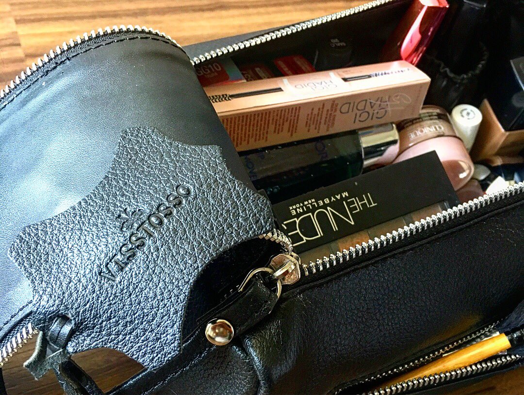 visstosso1's tweet photo. A multipurpose, extremely spacious, uber stylish leather toiletry bag to amp up your travelling style 😎
Get yours now, exclusively on Amazon & Flipkart 📦
https://t.co/bVNcQEH4xZ
#ForExtraordinaryYou #TravelInStyle #Visstosso #ToiletryBag #VanityKit #Leather #Handcrafted https://t.co/TN9SzxSQRV