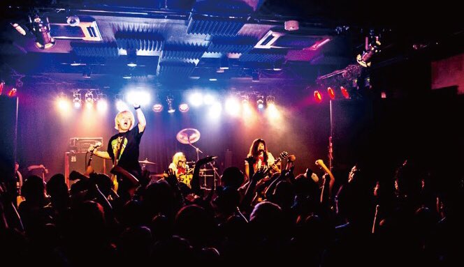 hiro_mugendai's tweet photo. 京都GROWLYがめでたく
6周年を迎えました🎉🎉🎉
オープンから居るので
僕とGROWLYの付き合いも
もう6年目、、長いね、、、
今日から周年月間として
営業するので
お酒持って遊びに来いよな!!!
今年もハッピーにやろうぜ!
#madlick
#社長と同期仲間
#角田恭平
#ピアノガール秋 https://t.co/6CMmOzR3Ln