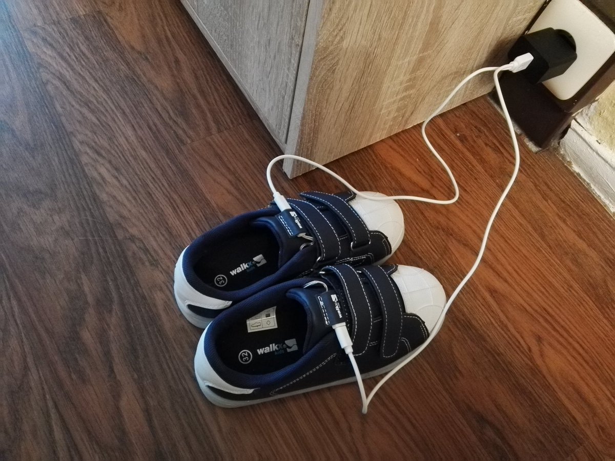 Draconix_et's tweet image. Jetzt muss man schon Schuhe laden! Nunja, den Kindern gefällt es. 😂 #wahnsinn #etechnik #ledshoes