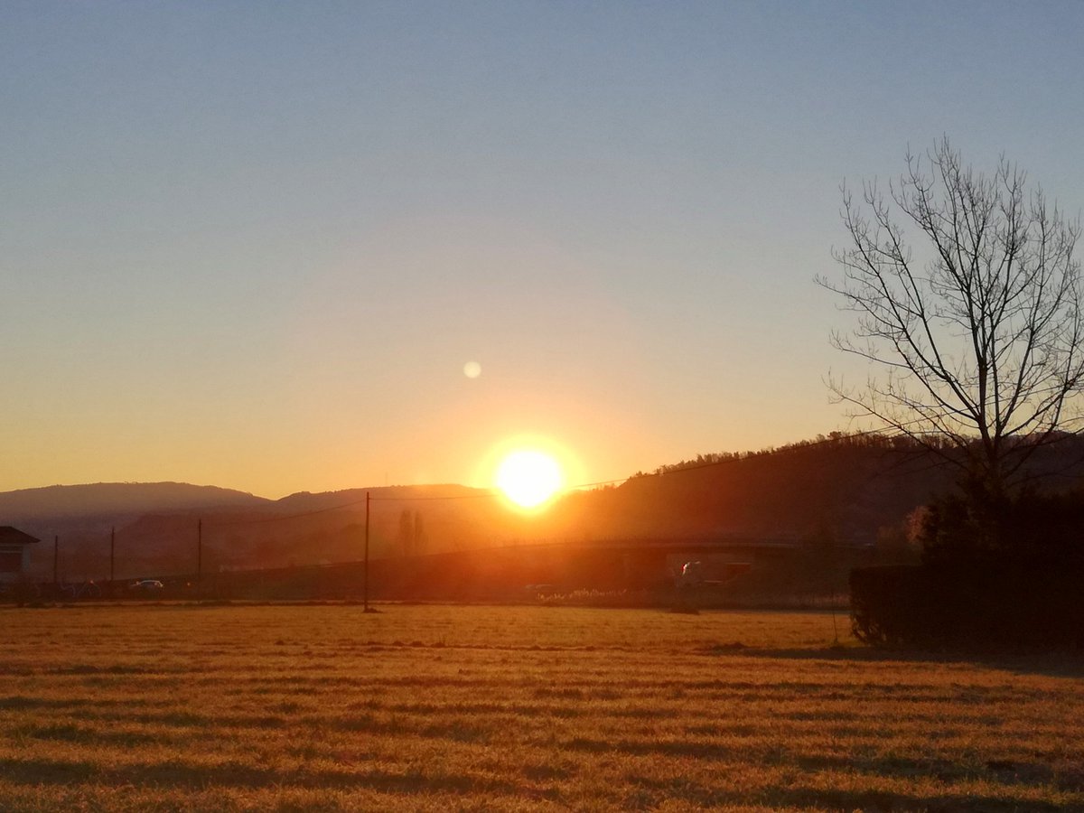 paquisoldado's tweet photo. #Boondia comencem #Abril per #Tona amb #celras #albada i #postadelluna #gebradeta T. -1°C. @MeteoMoia @Cel_ennuvolat @danidanius @nestor_meteo @enricagud @esolerdelcoll @ARAmeteo #324eltemps @javioru @meteocat @SoniaPapell @AlfredRPico @alcantara_alb @jjanue @SoldadoTonyi https://t.co/a8IGKVOvyT