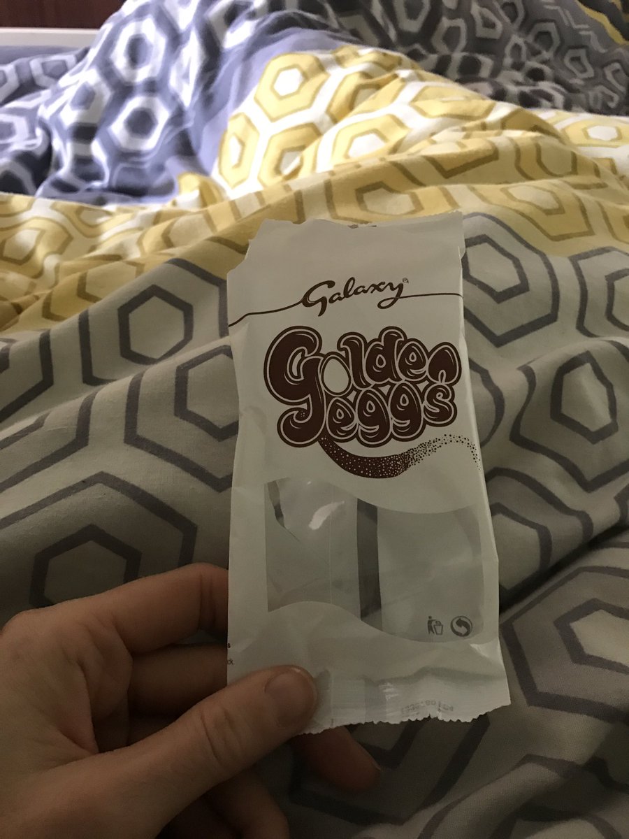 Tinaslimworld's tweet photo. #eastermorning #lieinbed @GalaxyChocolate #goldeneggs #eastergift little bit disappointed @GalaxyChocolate with inner wrapping of egg! #love that #galaxy are classy! #wrapping needs a little more thought https://t.co/irft3erjS1