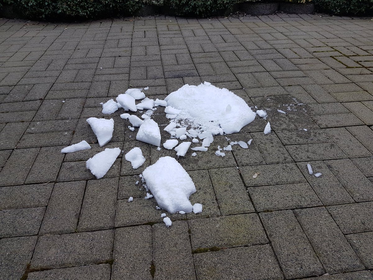Shock... Wach geworden weil es einen riesen Knall gab.. . dann das auf der Terrasse. Kann sowas aus m Flugzeug runterfallen???

#bensheim #bergstrasse