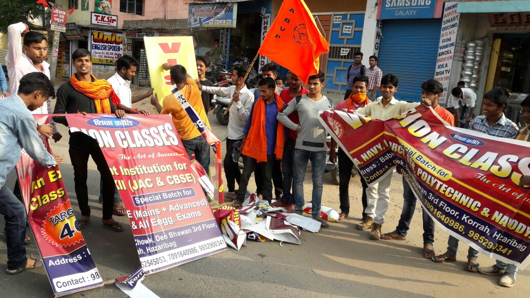 JharkhandABVP's tweet photo. @JharkhandAbvp हजारीबाग के कार्यकर्त्ताओं न स्टडी विजन क्लासेस मे किया विरोध प्रदर्शन @ABVPVoice के नाम को बदनाम करने एवं CBSE परीक्षा प्रश्न पत्र लिक करने के तथाकथित आरोपी सतीश पाण्डेय एवं पंकज सिंह के कोचिंग मे छात्रों ने किया प्रदर्शन।
#LiarNSUI https://t.co/7Dy38KonSs