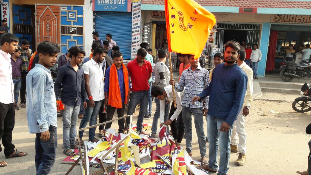 JharkhandABVP's tweet photo. @JharkhandAbvp हजारीबाग के कार्यकर्त्ताओं न स्टडी विजन क्लासेस मे किया विरोध प्रदर्शन @ABVPVoice के नाम को बदनाम करने एवं CBSE परीक्षा प्रश्न पत्र लिक करने के तथाकथित आरोपी सतीश पाण्डेय एवं पंकज सिंह के कोचिंग मे छात्रों ने किया प्रदर्शन।
#LiarNSUI https://t.co/7Dy38KonSs