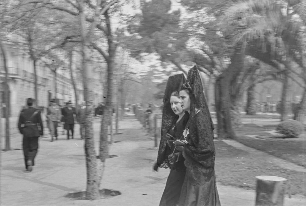 El Sereno de Madrid (Sonia) on Twitter: "El fotógrafo Otto Wunderlich  realizó una serie de fotografías del Jueves Santo de 1940 donde las  protagonistas son las mujeres ataviadas con la mantilla. (Archivo