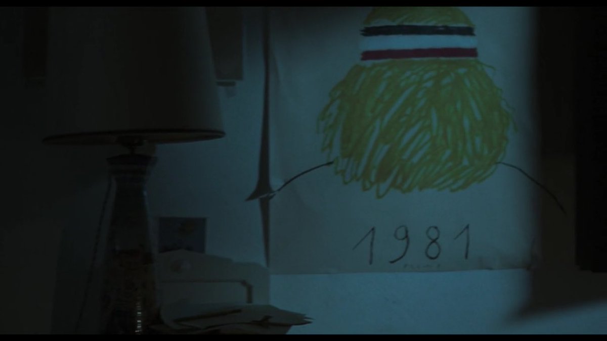 엘리오의 방에 걸린 포스터! 1981년 프랑스 오픈 테니스 대회 롤랑 가로스 공식 포스터인데 스웨덴 테니스 선수 비외른 보리의 시그니처가 포스터가...