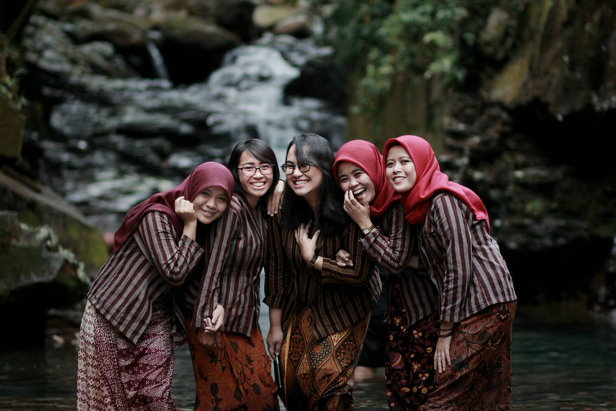 Salah satu cara membuat diri bahagia adalah tertawa bahagia bersama Sahabat..
#Esmoni #Esmonijalanjalan #sahabat