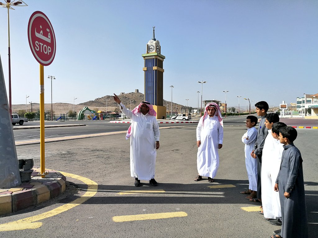 alaossae's tweet photo. ضمن خطط وبرامج لجنة #الأمن_والسلامة
نُـفِّذ برنامج توعوي عن #السلامة_المرورية
بمشاركة طلاب مدرسة #العوصاء و قد تم
شرح بعض الأنظمة المرورية عملياً بإشراف
منسـق الأمن و السلامة بالمدرسـة الأستـاذ
أحمد الغامدي و الأستاذ مانع الأحمري https://t.co/7Z2ba0isY4