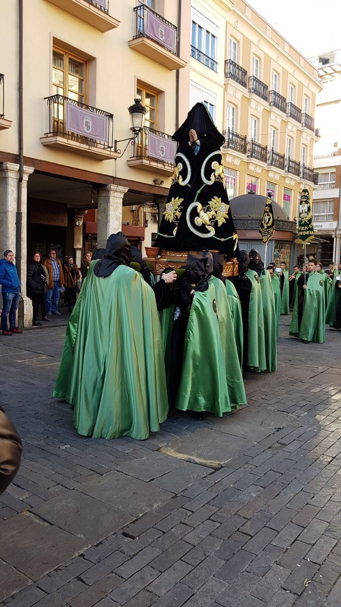 la8palencia's tweet photo. Con el Rompimiento del Velo, Palencia se despide de la Semana Santa 2018 #SemanaSanta @SemanaSantaPal https://t.co/kiIPblq0KI