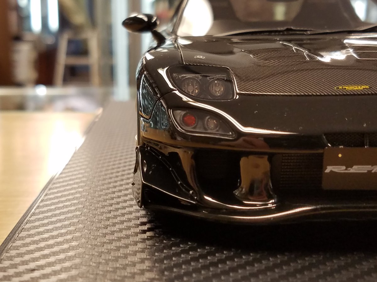 イグニッションモデル 1/18スケール RE雨宮 RX-7(FD3S)。この艶々な黒