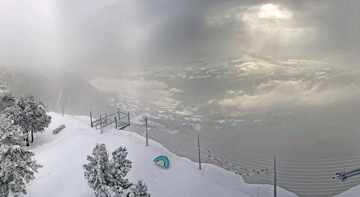 40cm de neige fraîche venus se déposer sur le manteau déjà bien épais des pistes de Lans en Vercors: on est plutôt pas mal pour finir la saison!!
Et ceci n'est pas un #poissondavril !! 😀

#Paques #ski #vercors