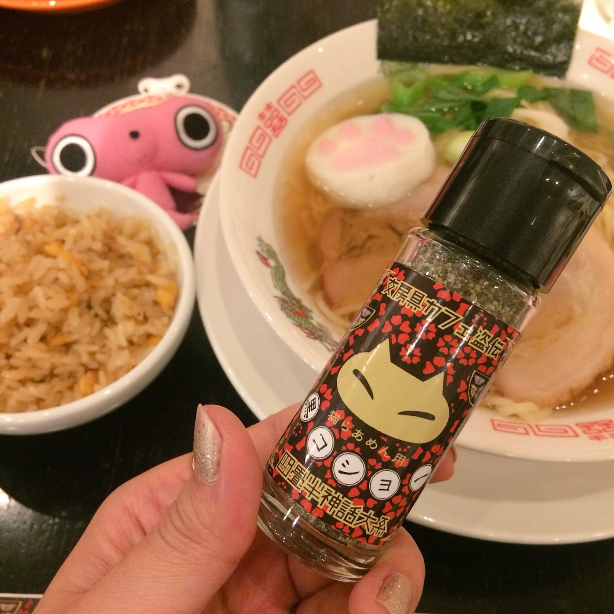 齋藤おちゃ子 Pa Twitter 四畳半と文房具カフェのコラボに行きました 入口から四畳半神話大系 注文したのは 念願の猫ラーメン 猫ラーメンは 猫から出汁を取っているという噂の屋台ラーメンであり 真偽はともかくとして その味は無類である