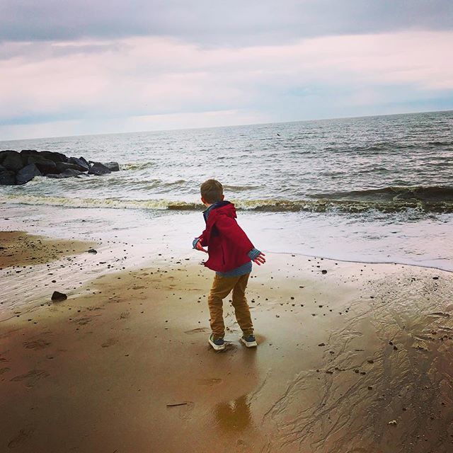 spaceinyourcase's tweet image. Even when they say they don’t want to, kids always love getting outside, whatever the weather. We braved the rain at Felixstowe beach yesterday to practice our pebble-skimming, and eat hot doughnuts. Enjoy your Easter weekend! 
#familytravelmoment #famil… ift.tt/2Ee26og