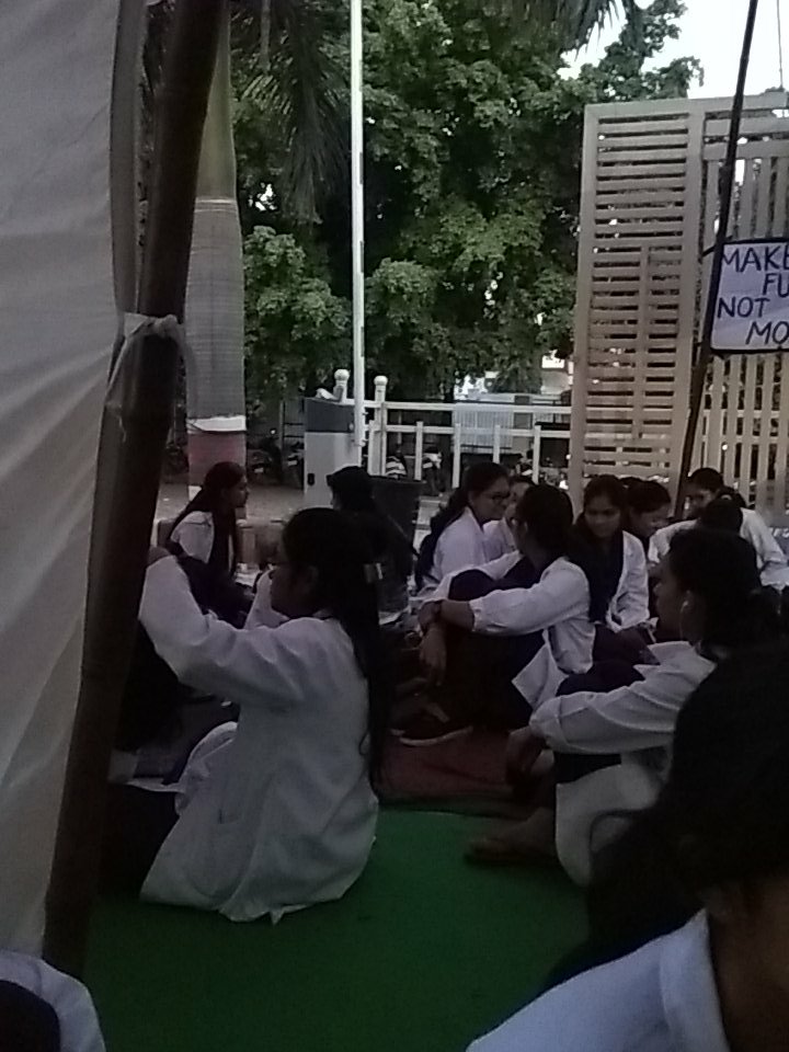 Meghajangra954's tweet photo. 6th day strike #doctorsnotbanks @ravishndtv @RealArnabG @PMOIndia @RahulGandhi @CNN @RahulGandhi @SoniaGandhi_FC @KapilSibal https://t.co/4Q3S2TSfSZ