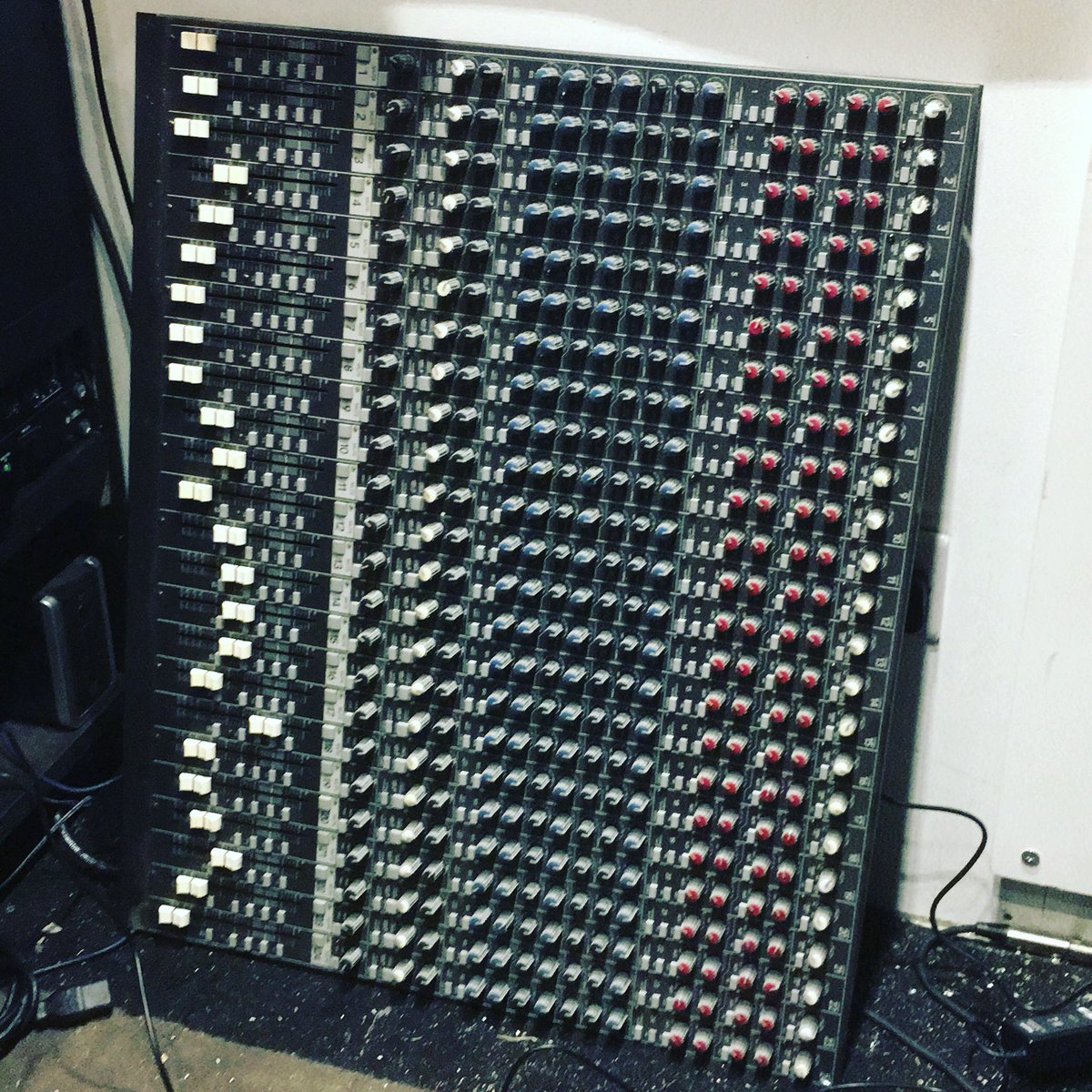 pherotoneStudio's tweet image. Should I turn this into a table top or picture? #DIYTable #MixingDesk #Studio #Mackie #HomeStudio