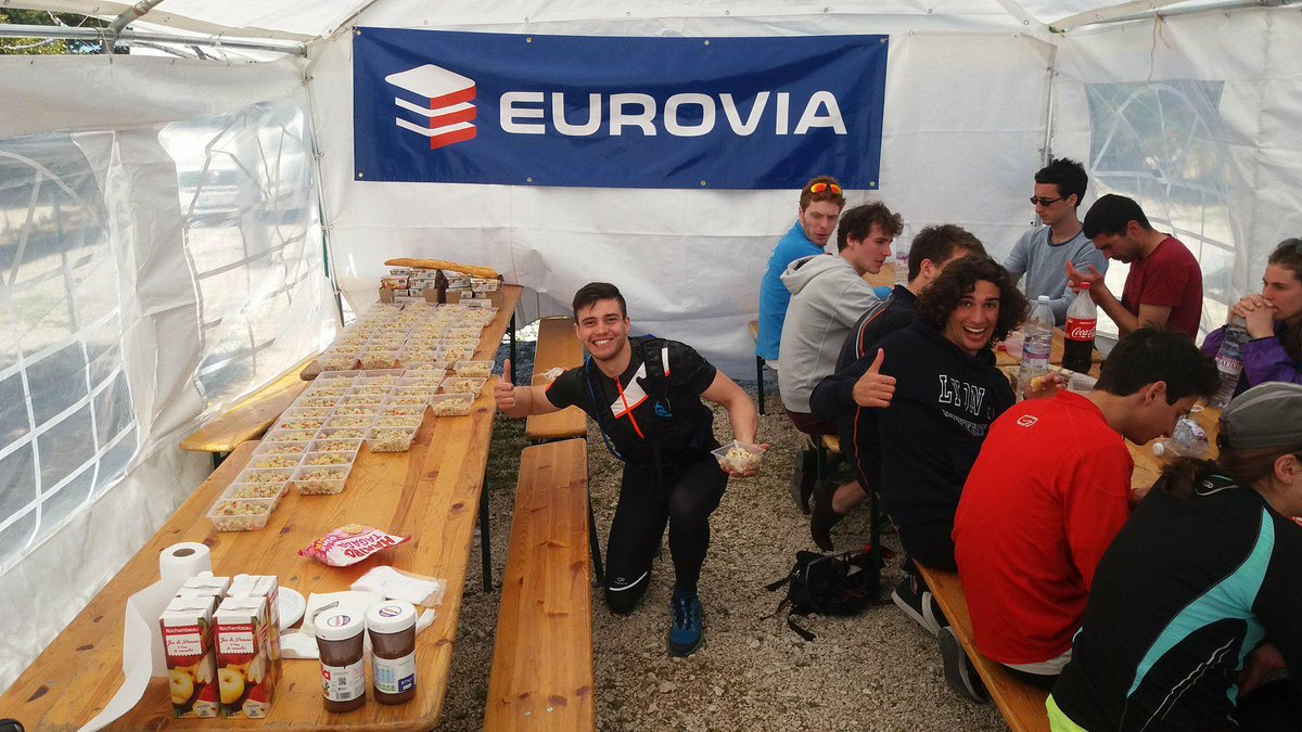 RaidECM's tweet photo. Les premiers arrivants de la seconde journée du #RaidECM profitent du ravitaillement final !
#riz #compote #sainteBaume #haribo https://t.co/MFAcFLblWu