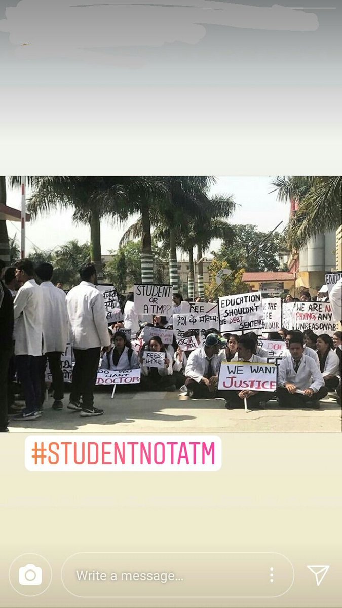 MansiGoelmannu's tweet photo. Day 6...SGRRians on strike..#doctorsnotbanks @aajtak @ravishndtv @PMOIndia @ndtv @SushmaSwaraj @CNNnews18 @JPNadda @sudhirchaudhary @ZeeNews @TOIIndiaNews https://t.co/lwvxOspXAy https://t.co/phfsOtF9uJ