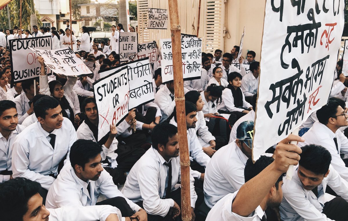 GautamPritish's tweet photo. Here students are sitting in core sun and they be sundaying !#doctorsnotbanks @aajtak @ravishndtv @PMOIndia @ndtv @SushmaSwaraj @CNNnews18 @JPNadda @sudhirchaudhary @ZeeNews @TOIIndiaNews @htTweets https://t.co/G8s3MhhRhH