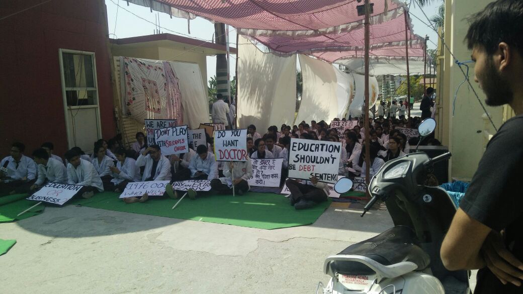 SaurabhChanali1's tweet photo. #doctorsnotbanks @aajtak @ravishndtv @PMOIndia @ndtv @SushmaSwaraj @CNNnews18 @JPNadda @sudhirchaudhary @ZeeNews @TOIIndiaNews @htTweets @tsrawatbjp  @PrakashJavdekar   @drdhansinghrawa  @rj_naved @rjmalishkaa @mlapremaggarwal strike continues day 6 (110+hrs) https://t.co/5dYPpzx2h4