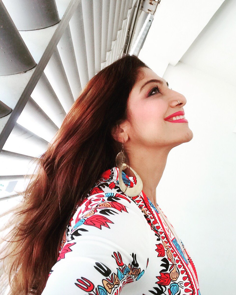 aartiinaagpal's tweet image. Life is #Magical never look back feel #pained ,just #smile &amp;amp; see how much you #gained ..#spreadlove #aks