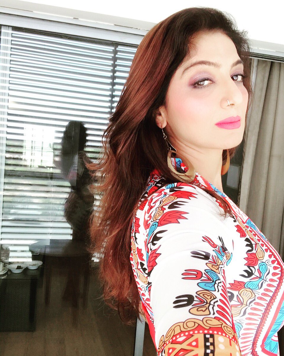 aartiinaagpal's tweet image. Life is #Magical never look back feel #pained ,just #smile &amp;amp; see how much you #gained ..#spreadlove #aks