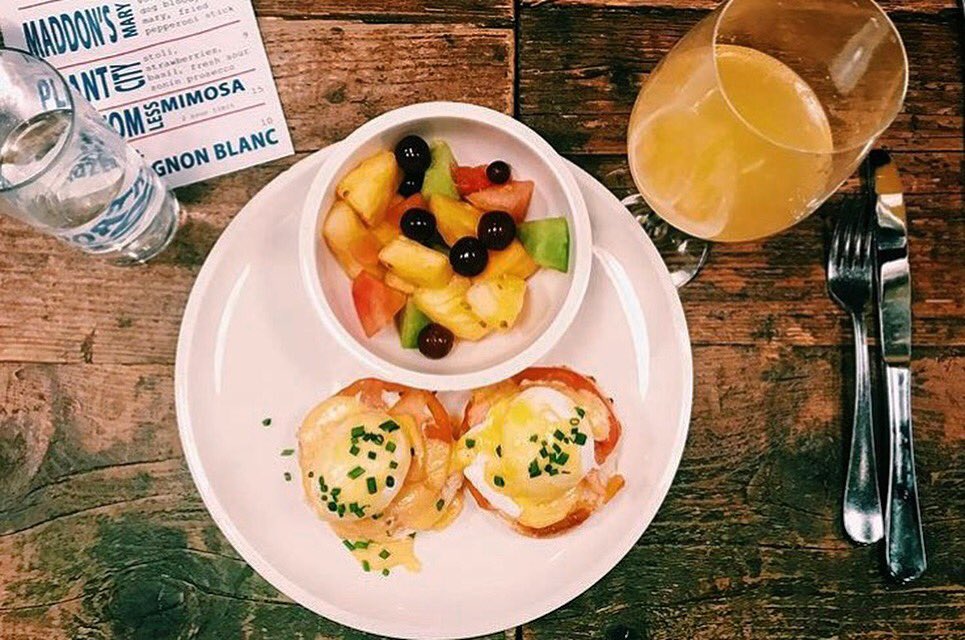 Balance is always needed at Brunch. Especially on Easter Sunday! 🍳🍾 Egg hunt with us today! #brunch #easter #sundayfunday #avafresh #soho 
📷: <a href="/doseofdana/">Dana ♥️</a>