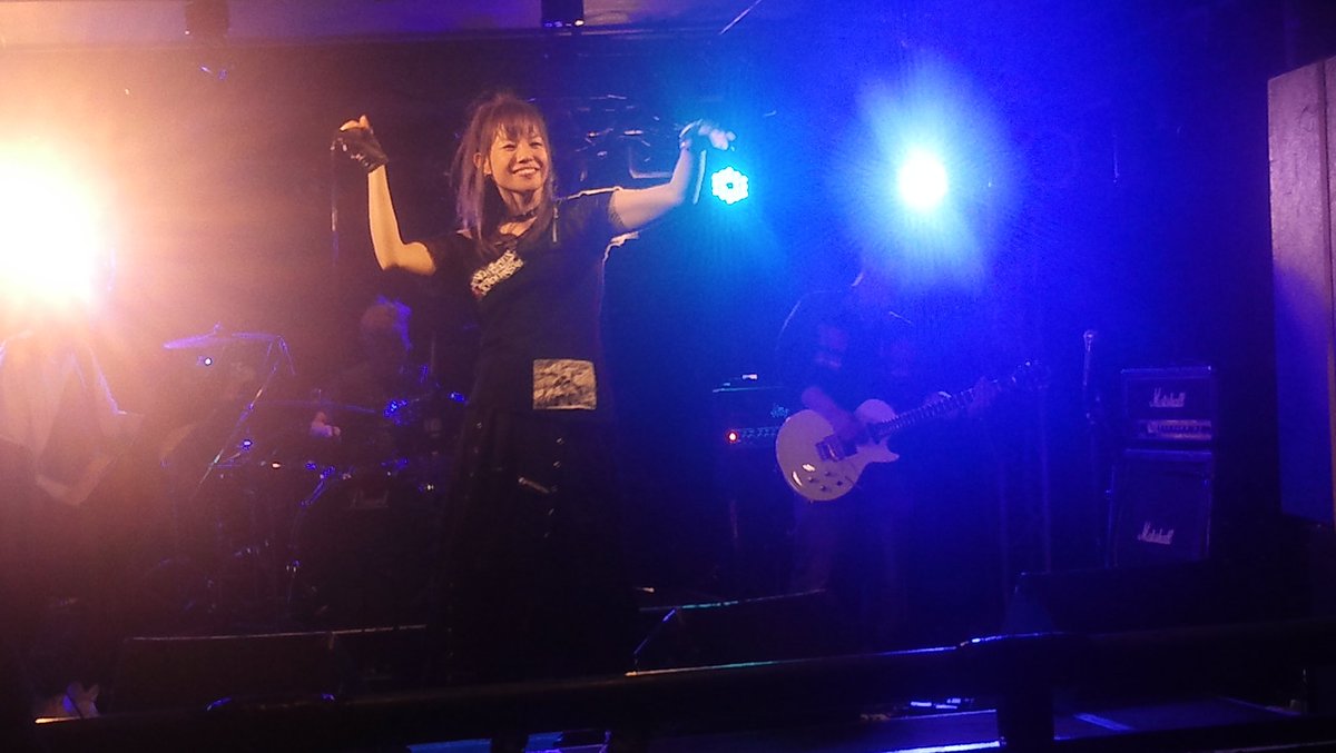 315ideology's tweet photo. 《本日のLIVE PHOTO📷》
西九条ロック横丁🌸ライブハウスで花見パーティー🌸
今年初のMAST ORDERのステージ🎤
定番のプチトラブルにも屈せずw
演奏するバンドメンバーと汗だくで
パワフルに歌うMisukEに脱帽❗
#MAST_ORDER #MisukE #トラブル https://t.co/4aN9Gw95wF