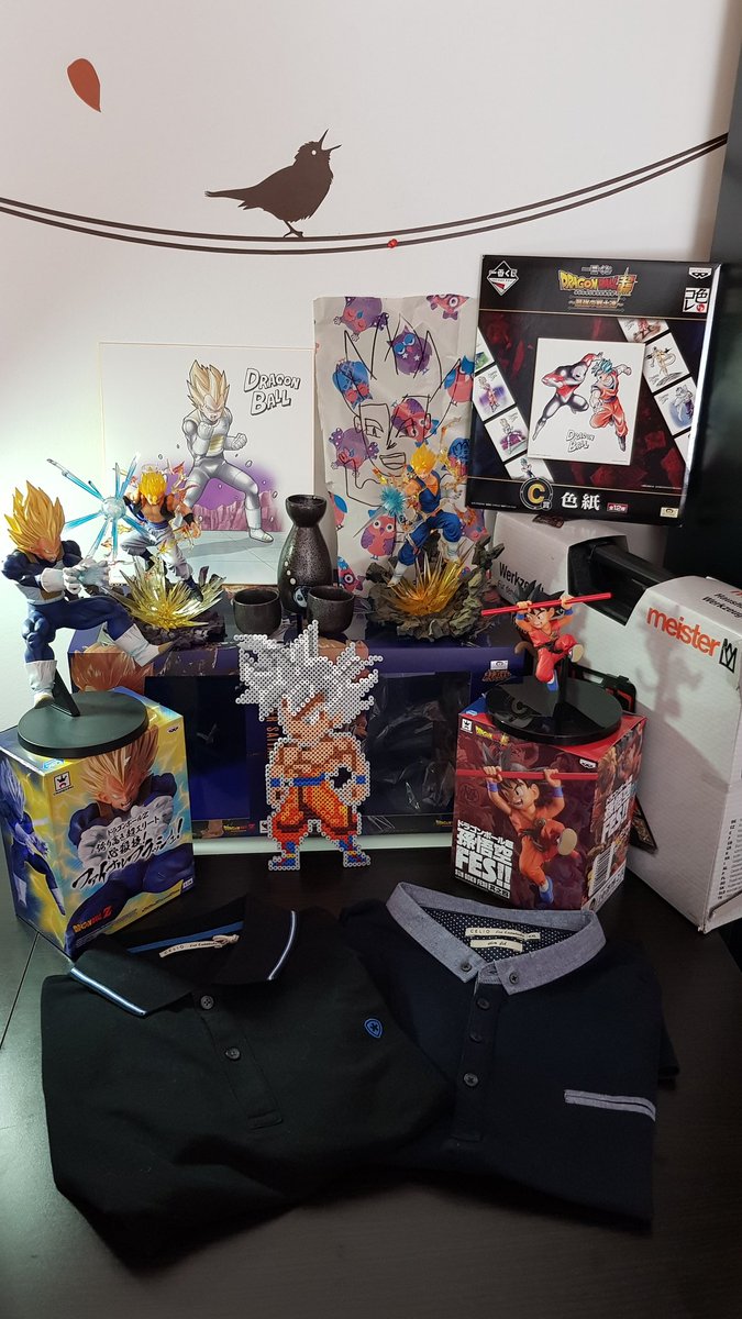 DaniPine90's tweet photo. Y para rematar mi altar de los 28!!!  😍😍😍😍que grandes regalos!!!!❤❤❤que os parecen????  Así da gusto cumplir años😋😋😋😋
Pd: el dibujo de fondo realizado por el Gran @LoLVaderxD Jajaja que tiemble @Jota89Art 🤣🤣🤣🤣 https://t.co/pu8M3GR2Dw