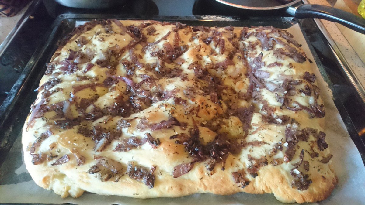 ChronoHellFire's tweet photo. I made some focaccia yesterday!! One with red onions (left) and one with garlic and lemon topped with fresh basil. It tasted so good Omg. ~ π
(Retweets are encouraged!! ~ π)
#CookingWithChrono #Food #foodporn #Focaccia https://t.co/GrHte9rbuH