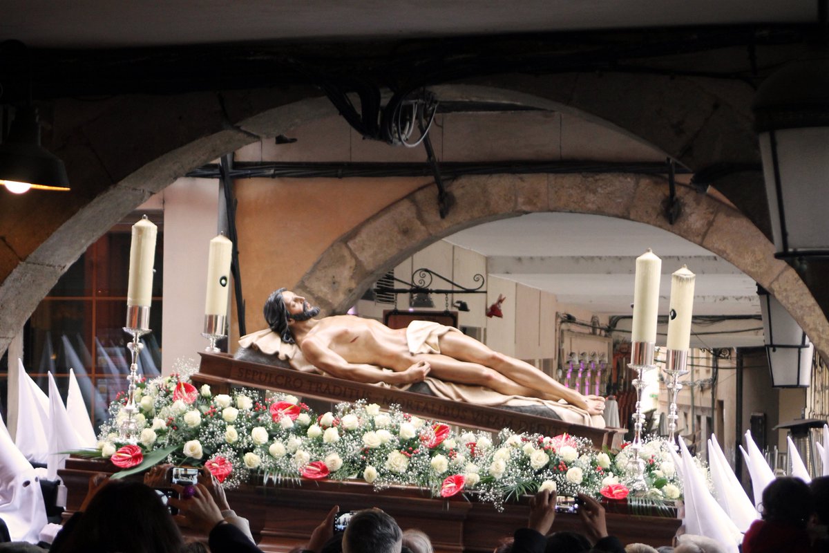 tapealeon's tweet photo. Procesión Camino de la Luz, si te la perdistes aquí tiene un pequeño resumen. https://t.co/fkA83BcrDS
#SemanaSanta2018 #SemanaSantaLeón #leonesp #Leon #CapitalGastronomica #igersleonesp #SemanaSanta2018 #SemanaSantaLeon https://t.co/k9WZXTahPK