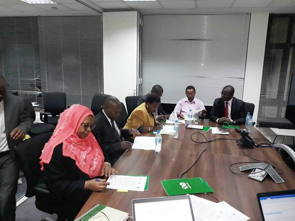 Ikiriho's tweet photo. 🔴 Signature jeudi dernier à Dar-es-Salaam de l'aide-mémoire sur le financement de la construction de la route multinationale Nyakanazi-Kasulu-Manyovu/Rumonge-Rutunga-Bujumbura sur 328km, entre la #Tanzanie et le #Burundi, dans le cadre des projets du Corridor Central de l'#EAC https://t.co/woSOloXBV0