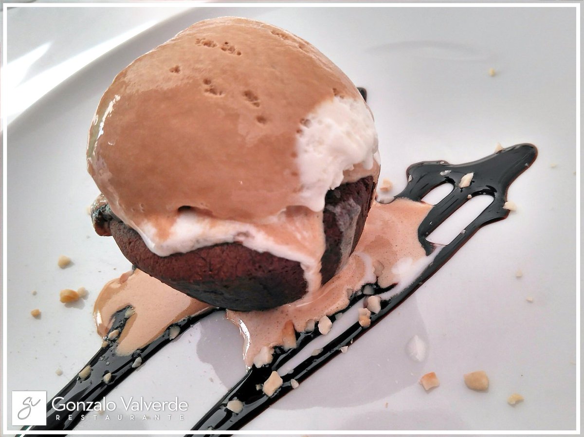 GV_Merida's tweet photo. Está preparado para ser disfrutado... Coulant de chocolate con su helado ¡enamorarse no es pecado! 😍 #GonzaloValverde #DejateSeducir #Merida #Catering #Eventos #GuiaRepsol2018 #SolesRepsol2018 #MeridaEnamora #Gastronomia https://t.co/BzWgzpoI3x
