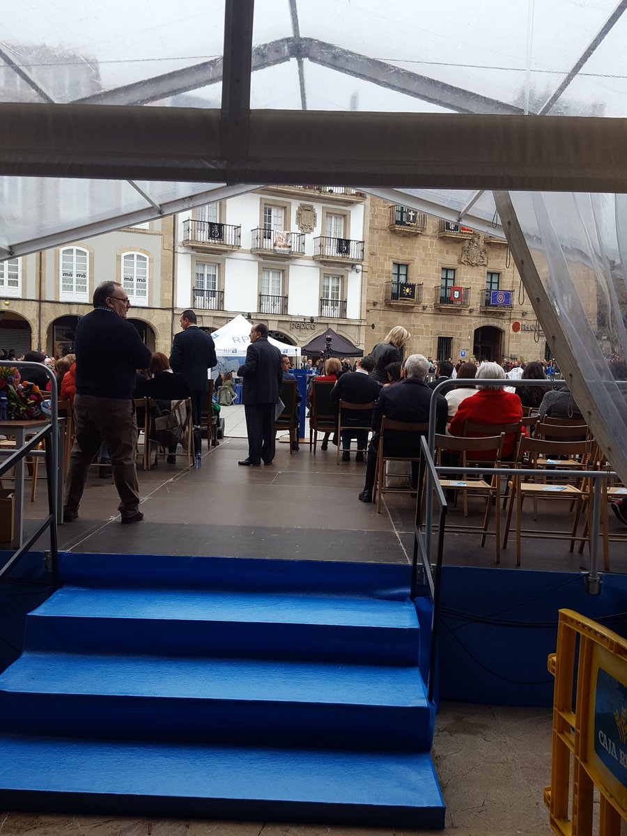 FdelBusto's tweet photo. Todo listo para el inicio del pregón de #ElBollo2018 en #Avilés. El tiempo acompaña. Si queda así es perfecto. https://t.co/wJQvne6GCS