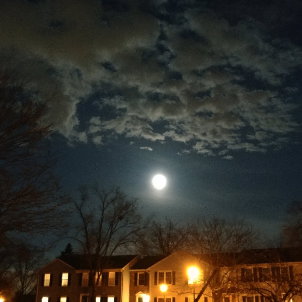 Monaper29's tweet photo. Last night's full moon! Hoping for spring like weather very soon. #fullmoon #bluemoon #April #breathtaking #jerseyskies #springtime #nightskies https://t.co/yOFOSb0Mgp