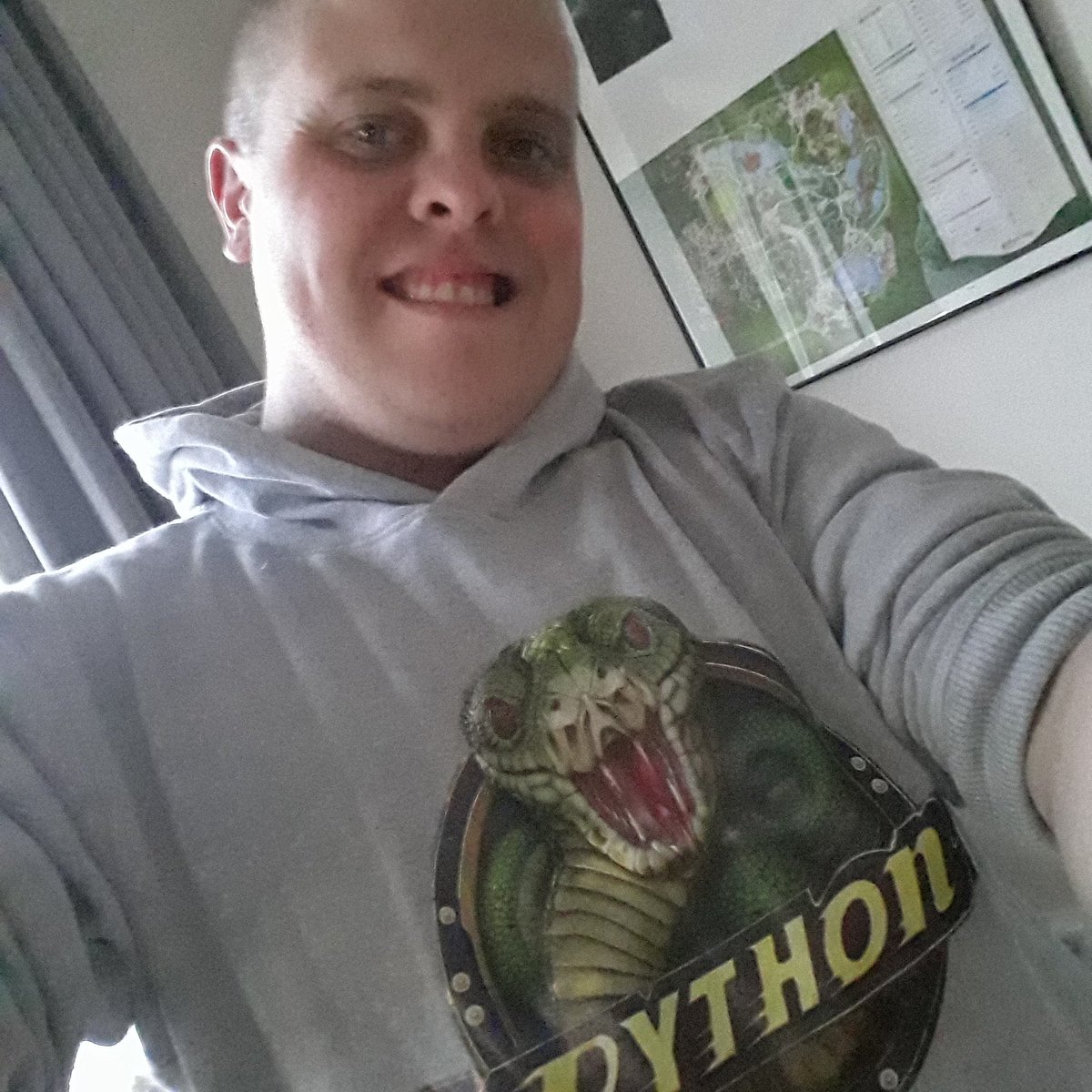 MikeyEftel's tweet image. Gister een #python #Python2018  trui gekoch in de #efteling ik ben blij mdd