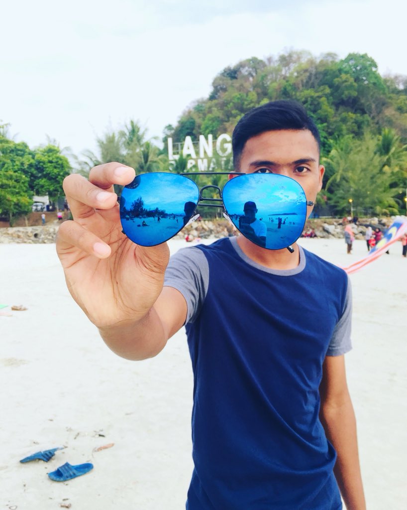 danial8784's tweet image. awak masih boleh melihat apa saja walaupun memakai kaca mata tapi awak tidak boleh melihat hati saya cair setiap kali saya melihat awak . 
#kahkahkah 
#tenangisgood🍁 
#rimasjalandulu